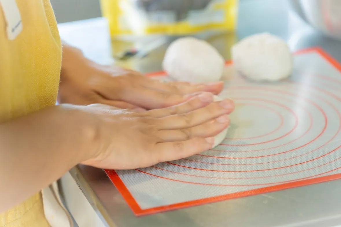 子どもが米粉パンを手に取る